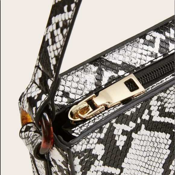 Snakeskin print baguette bag - Picture 4 of 7
